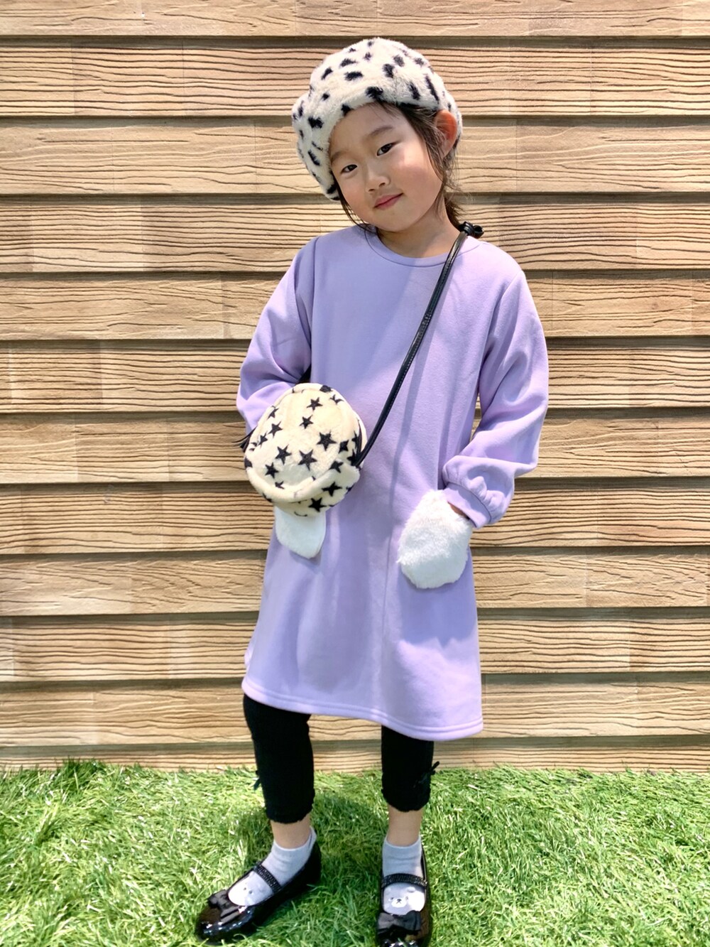 「シューラルー、冬コーデ、キッズコーデ、キッズファッション、子供服、女の子、ワンピース、レギンス、ベレー帽、プチプラ、プチプラコーデ、STOP 誹謗中傷、WEARは皆の拠り所、笑顔の輪を繋ごう、繋ごう素敵な心の声を」|「SHOO・LA・RUEの【90-140cm/速乾】CVC裏起毛ファーポケットワンピ(ワンピース、パープル系)」を使った、E r i さん(キッズ・110cm)の冬コーディネートの3枚目の写真