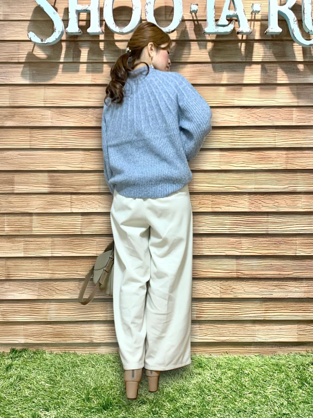 ブルー系のニット/セーター、ベージュ系のその他パンツ、ベージュ系のブーツを着用したレディースの冬コーディネートの4枚目の写真