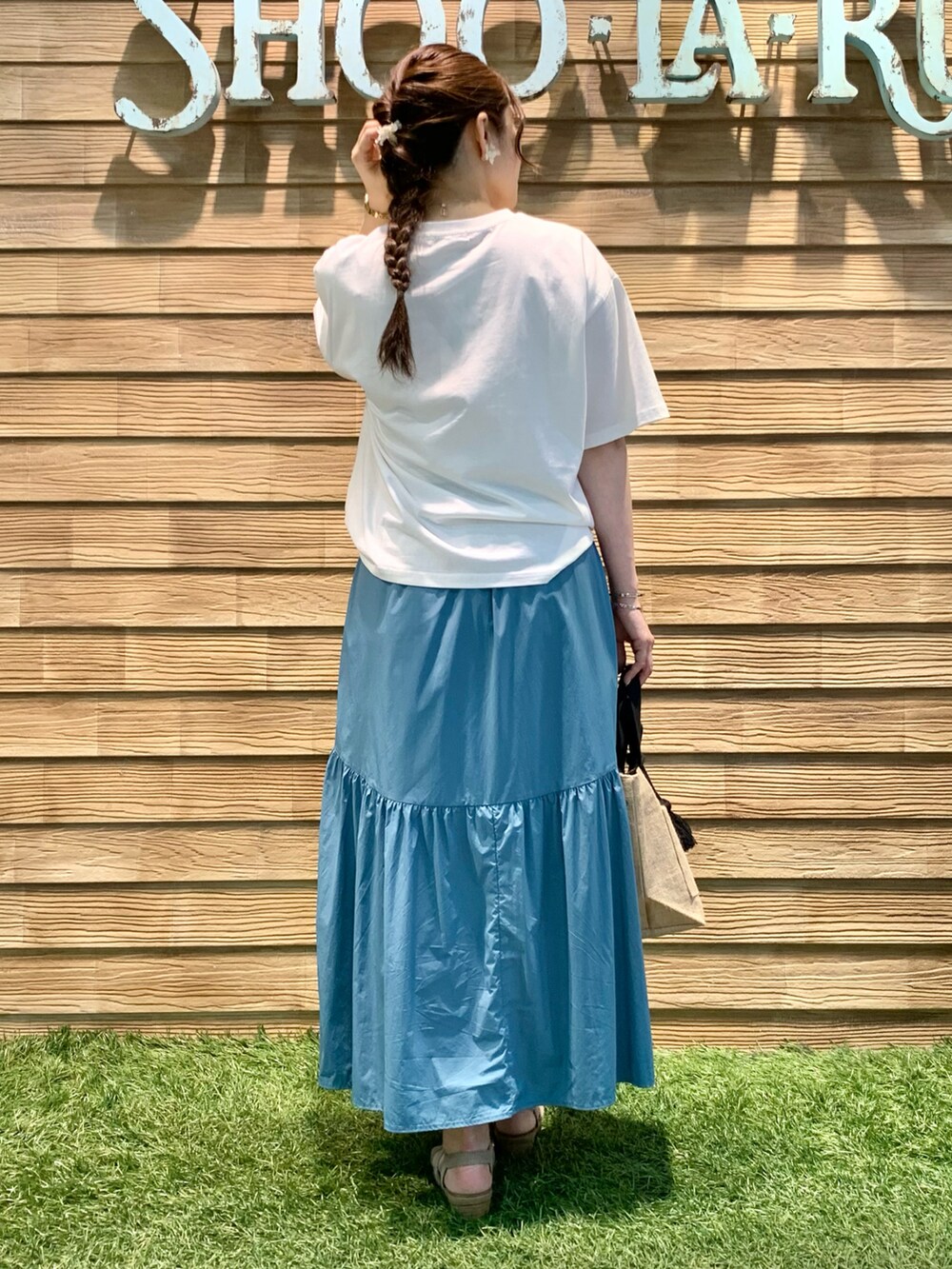 ホワイト系のTシャツ/カットソー、ブルー系のスカート、ブラック系のトートバッグを着用したレディースの秋コーディネートの5枚目の写真