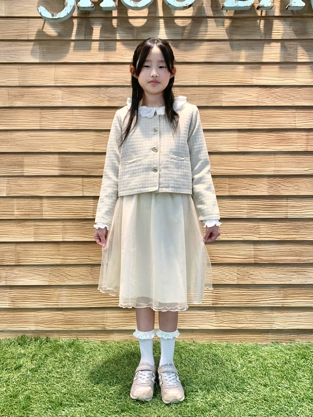 「シューラルー、シューラルーキッズ、春めき満開コーデ、春コーデ、淡色コーデ、ホワイトコーデ、シンプルスタイル、セレモニー、入学式、七五三、ツイード、ジャケット、プルオーバー、スカート、チュールスカート」｜「SHOO・LA・RUEの【100-140cm/プチセレ】ツイードジャケット（ノーカラージャケット、ベージュ系）」を使った、E r i   さん（キッズ・137cm）の春コーディネートの2枚目の写真