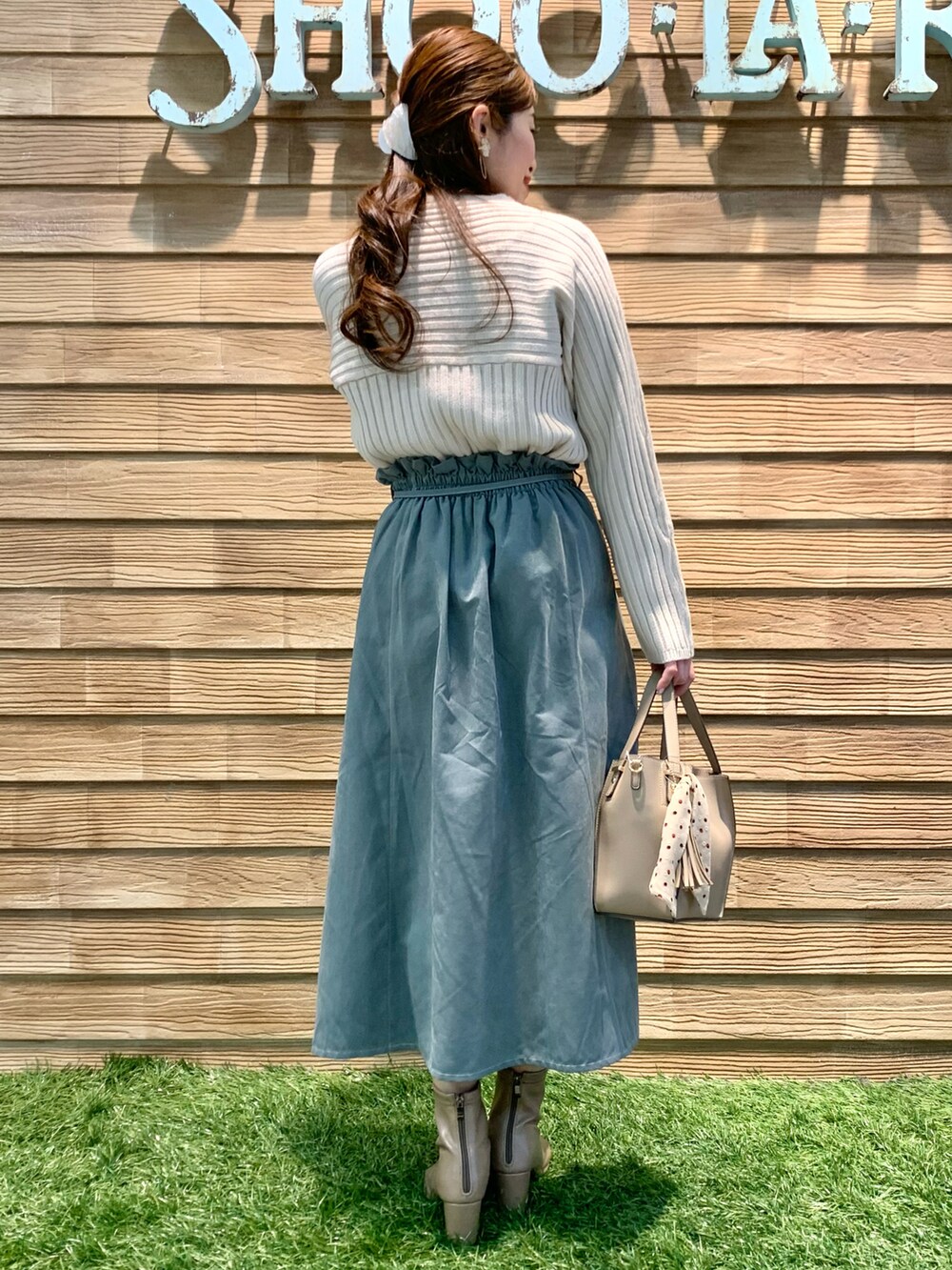 「シューラルー、ドレスキップ、冬コーデ、春コーデ、大人カジュアル、きれいめカジュアル、ニット、スカート、ブーツ、私の推しブランド、STOP 誹謗中傷、WEARは皆の拠り所、笑顔の輪を繋ごう、繋ごう素敵な心の声を、笑顔拡散」｜「DRESKIPの洗えるワイドリブ切り替えニット（ニット/セーター、ベージュ系）」を使った、E r i   さん（レディース・162cm）の冬コーディネートの4枚目の写真
