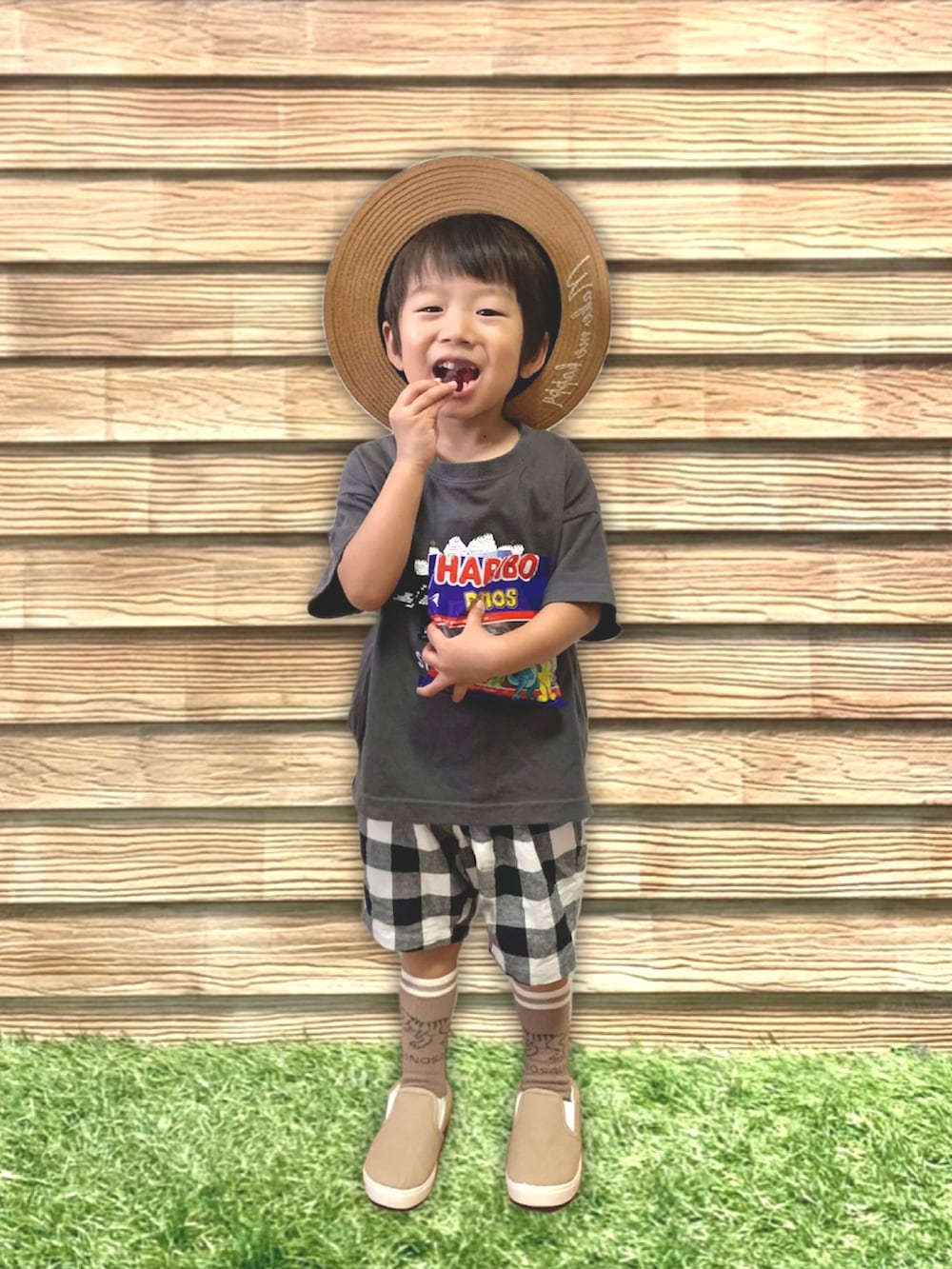 ベージュ系のハット、グリーン系のラッピングキット、グレー系のラッピングキットを着用したキッズの秋コーディネートの4枚目の写真