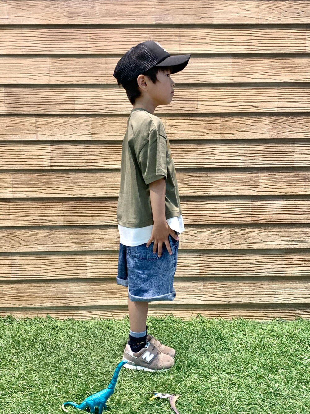 グリーン系のTシャツ/カットソー、ブルー系のその他パンツ、ブラック系のキャップを着用したキッズの秋コーディネートの3枚目の写真