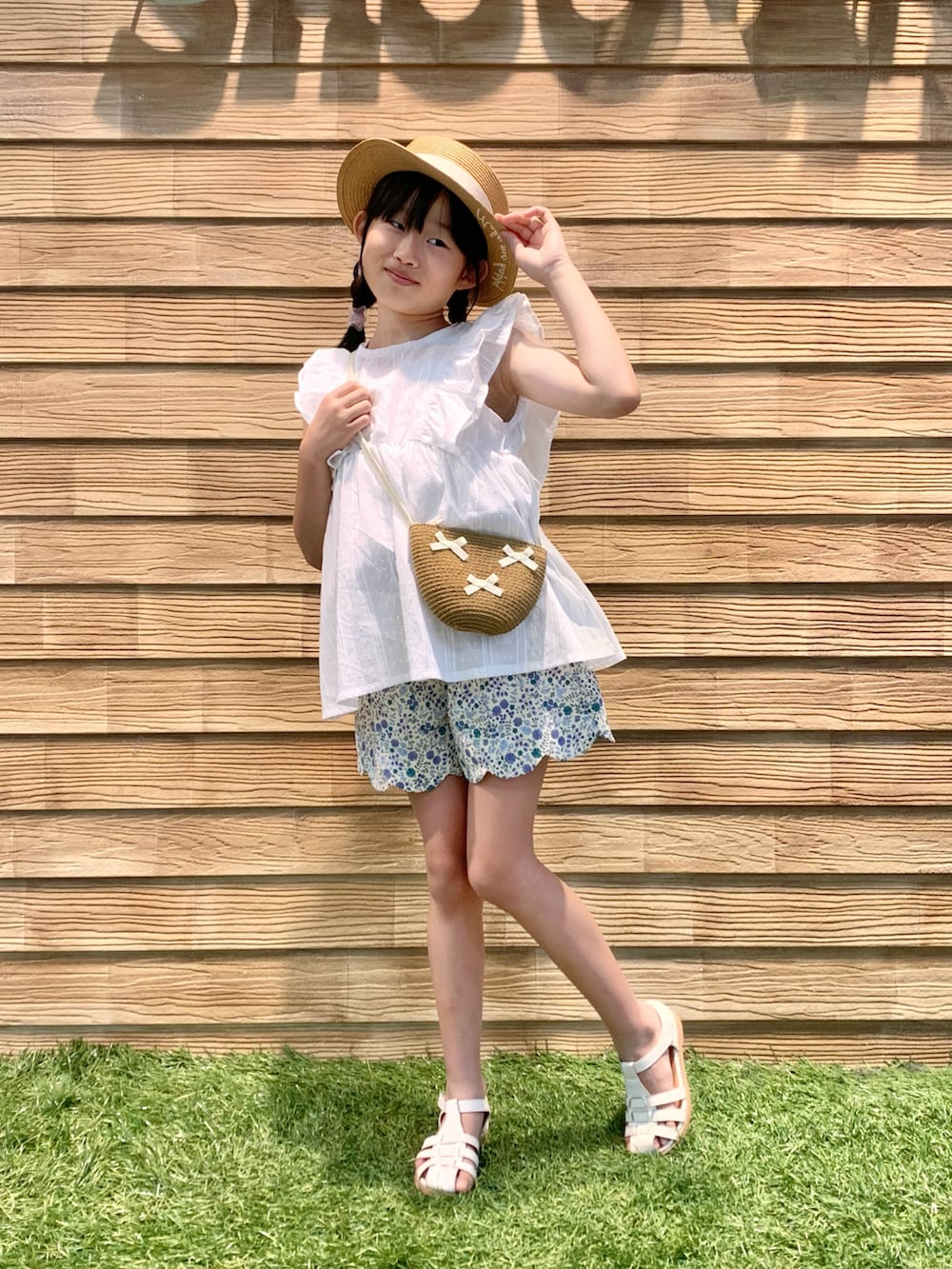 ホワイト系のシャツ/ブラウス、イエロー系のショルダーバッグ、ブルー系のその他パンツを着用したキッズの秋コーディネートの3枚目の写真