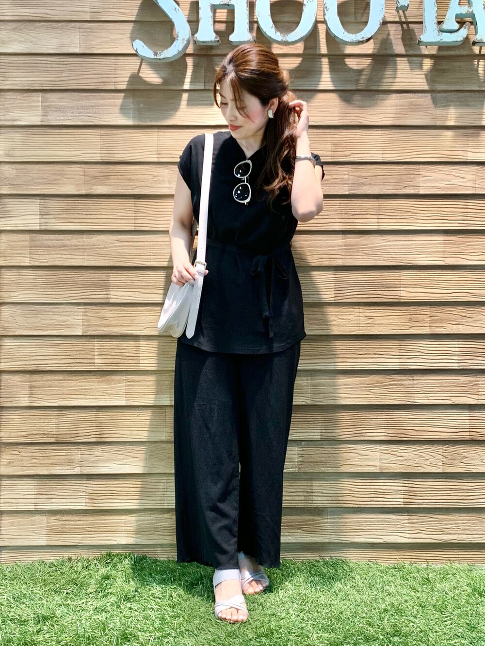 ブラック系のTシャツ/カットソー、ブラック系のその他パンツ、グレー系のショルダーバッグを着用したレディースの秋コーディネートの3枚目の写真