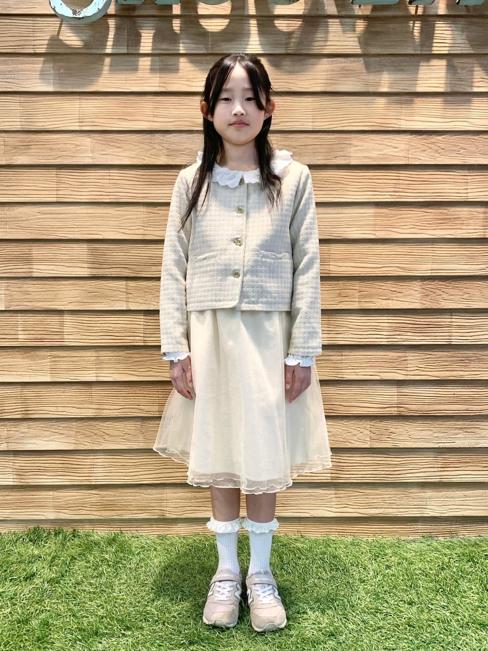 「シューラルー、シューラルーキッズ、春めき満開コーデ、春コーデ、淡色コーデ、ホワイトコーデ、シンプルスタイル、セレモニー、入学式、七五三、ツイード、ジャケット、プルオーバー、スカート、チュールスカート」｜「SHOO・LA・RUEの【100-140cm/プチセレ】ツイードジャケット（ノーカラージャケット、ベージュ系）」を使った、E r i   さん（キッズ・137cm）の春コーディネートの3枚目の写真