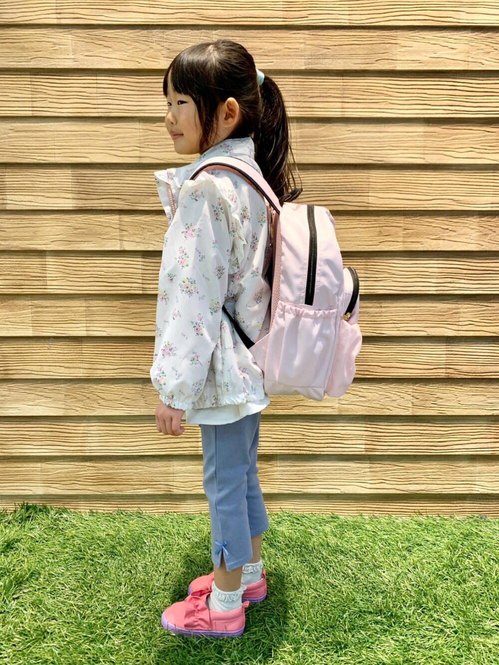 「シューラルー、シューラルーキッズ、キッズコーデ、キッズファッション、カジュアルコーデ、カラー×コーデ、プチプラ、女の子、羽織り、花柄、ブルゾン、リボン、リュック、カラーパンツ」｜「SHOO・LA・RUEの【100-140cm/撥水】総柄フリルブルゾン（ブルゾン、ベージュ系）」を使った、E r i   さん（キッズ・162cm）の春コーディネートの4枚目の写真