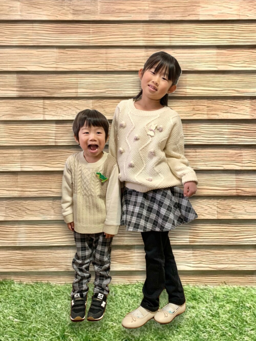 ホワイト系のニット/セーター、ブラック系のスカート、ブラック系のその他パンツを着用したキッズの冬コーディネートの2枚目の写真