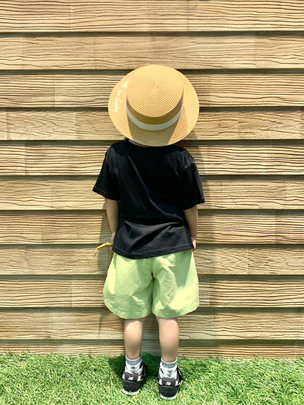 ブラック系のTシャツ/カットソー、イエロー系のその他パンツ、ベージュ系のハットを着用したキッズの夏コーディネートの4枚目の写真