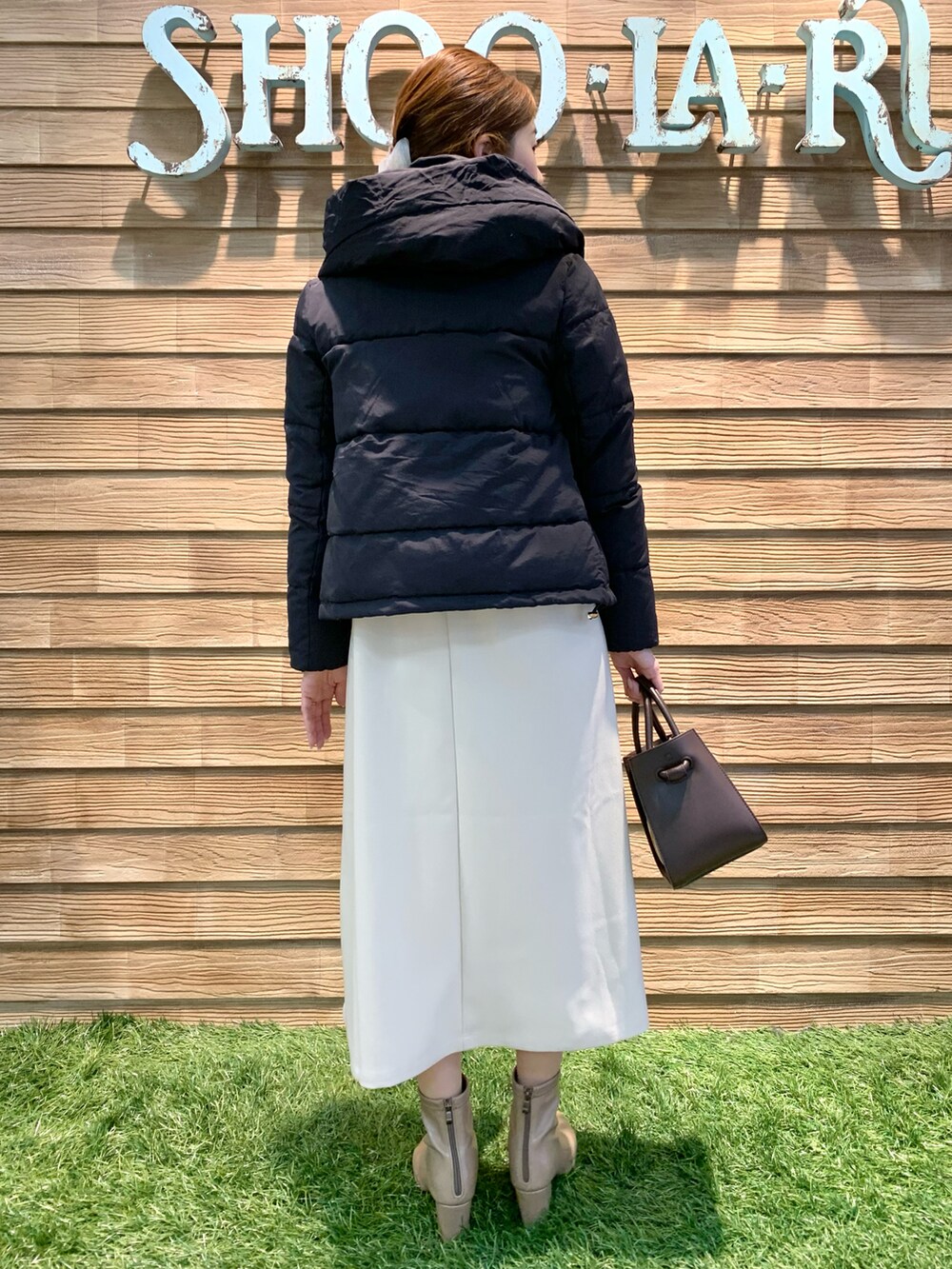 ブラック系のその他アウター、ベージュ系のワンピース、ベージュ系のニット/セーターを着用したレディースの冬コーディネートの3枚目の写真