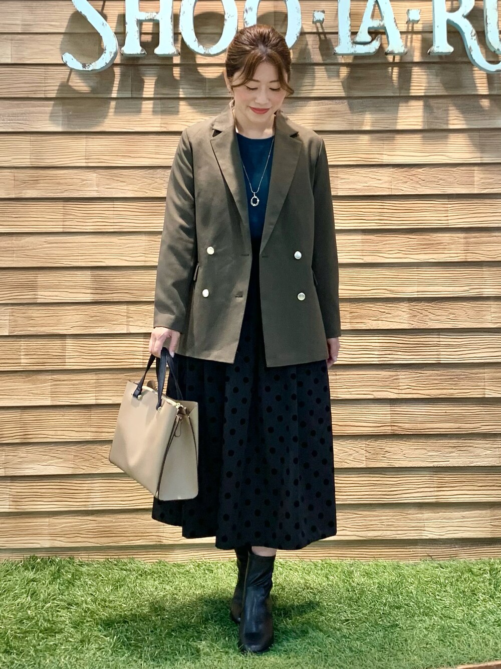 「シューラルー、ドレスキップ、きれいめカジュアル、大人カジュアル、カーキ、ジャケット、テーラードジャケット、ブラウス、ドット、スカート、トートバッグ、ブラック、ブーツ、ミリタリーフェス2025」｜「DRESKIPのマニッシュコーデに 金ボタン テーラージャケット（テーラードジャケット、グリーン系）」を使った、E r i   さん（レディース・162cm）の冬コーディネートの3枚目の写真