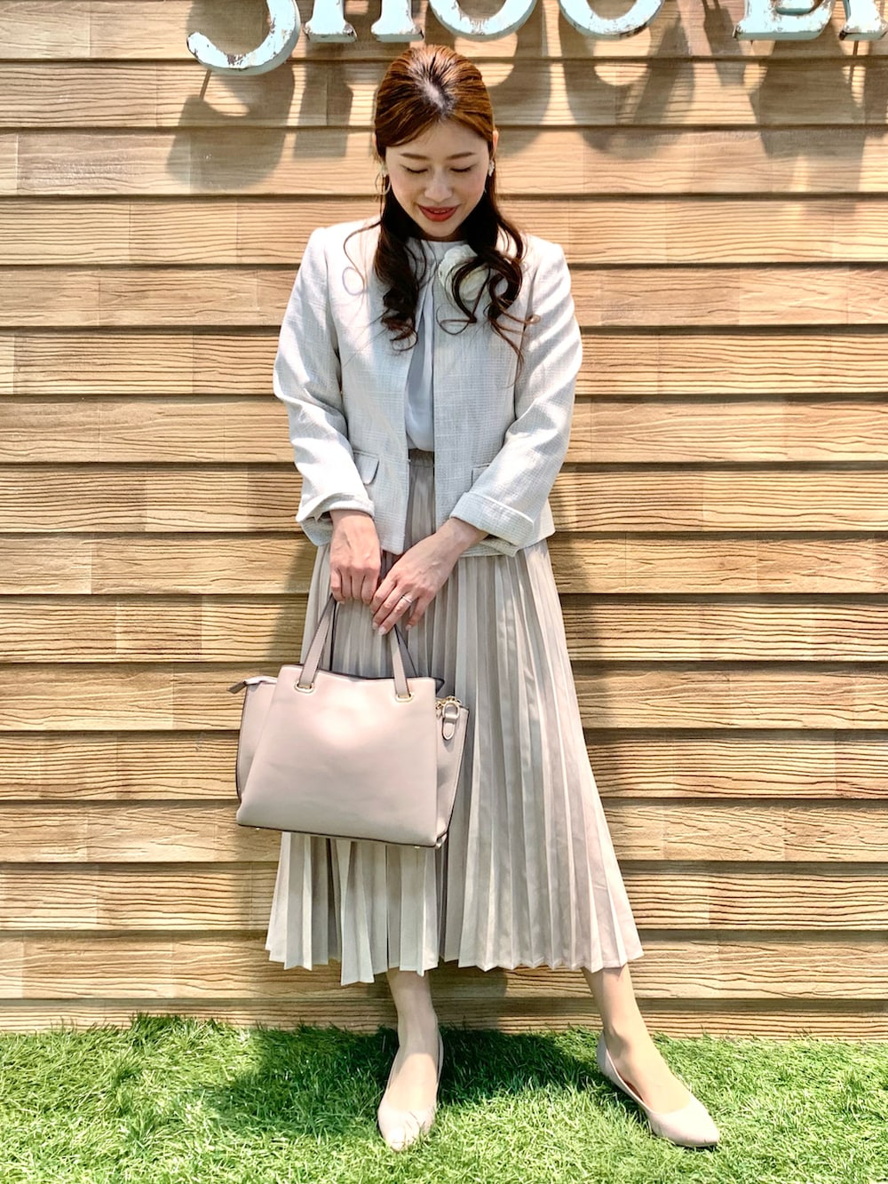 ベージュ系のノーカラージャケット、ベージュ系のシャツ/ブラウス、ベージュ系のスカートを着用したレディースの冬コーディネートの3枚目の写真