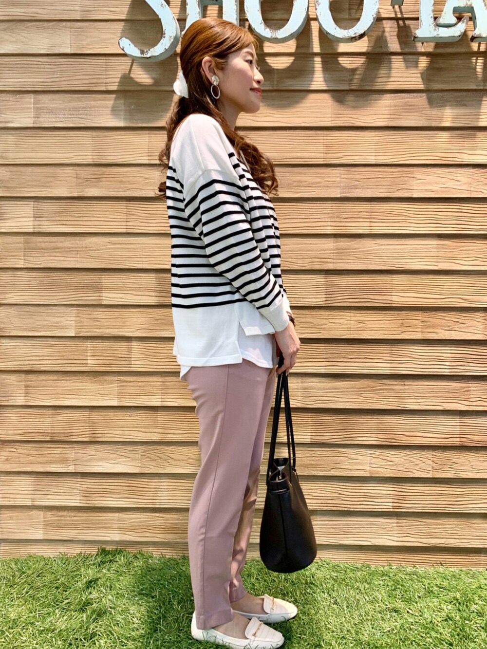 ベージュ系のその他トップス、ピンク系のその他パンツ、ブラック系のトートバッグを着用したレディースの冬コーディネートの4枚目の写真