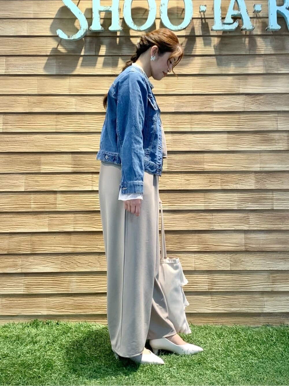ホワイト系のTシャツ/カットソー、ベージュ系のサロペット/オーバーオール、ブルー系のデニムジャケットを着用したレディースの春コーディネートの4枚目の写真