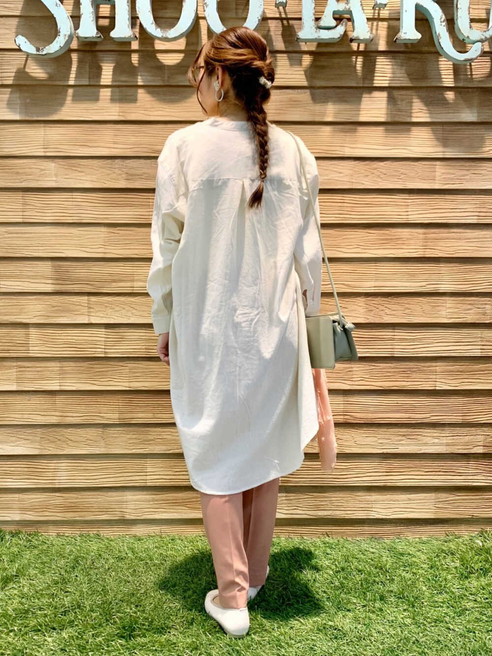 ホワイト系のワンピース、ピンク系のパンツ、グリーン系のショルダーバッグを着用したレディースの春コーディネートの5枚目の写真