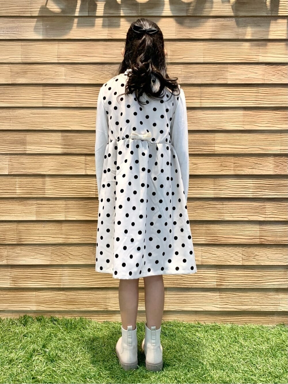 ホワイト系のTシャツ/カットソー、ホワイト系のワンピースを着用したキッズの冬コーディネートの3枚目の写真