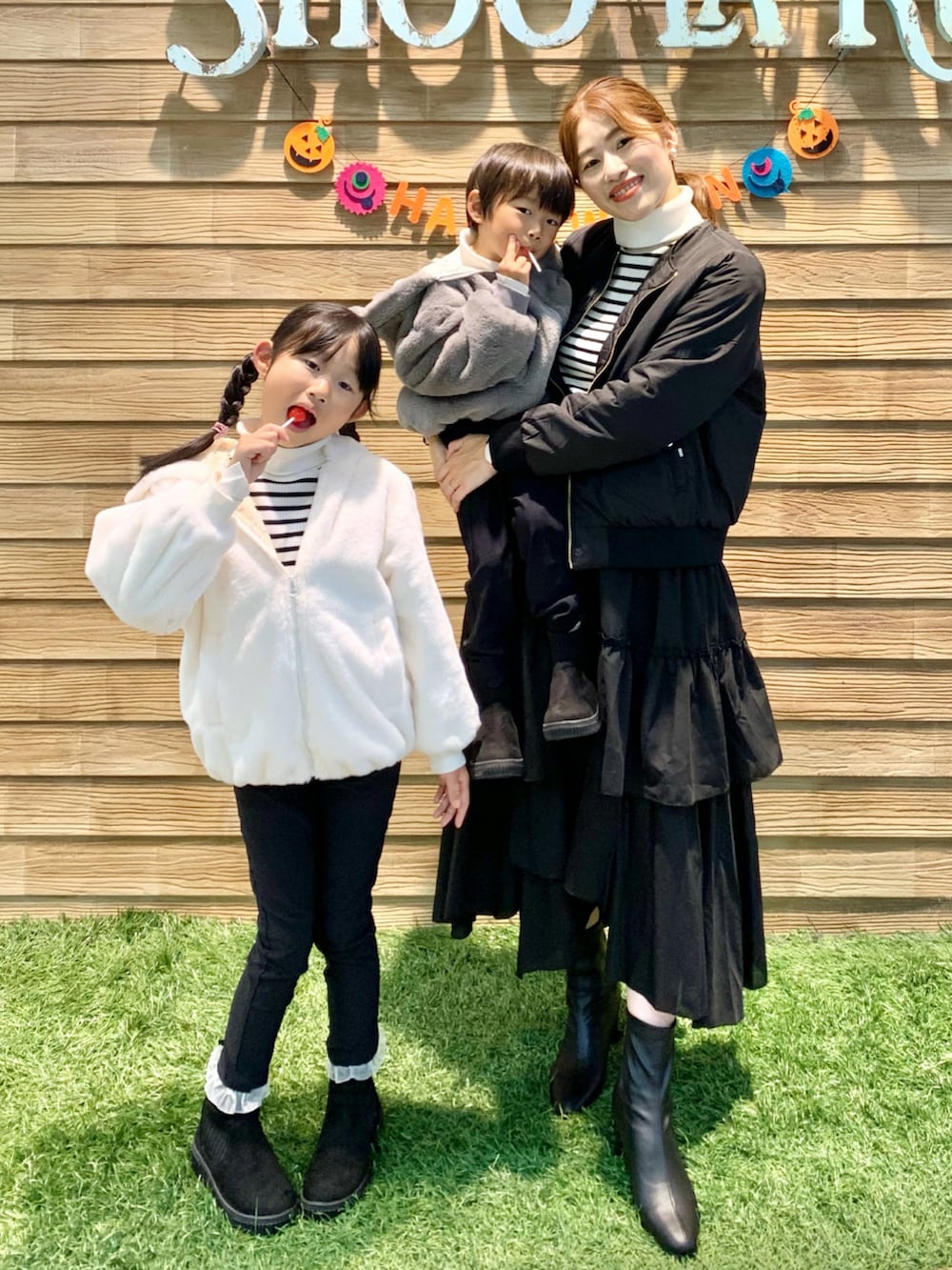 ブラック系のブルゾン、ホワイト系のニット/セーター、ブラック系のスカートを着用したレディースの秋コーディネートの3枚目の写真