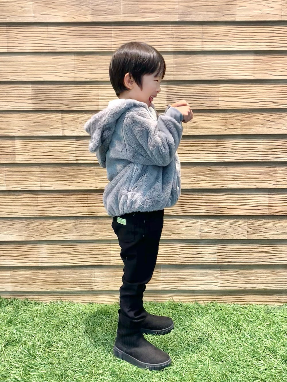 グレー系のブルゾン、ブラック系のニット/セーター、ブラック系のその他パンツを着用したキッズの秋コーディネートの4枚目の写真