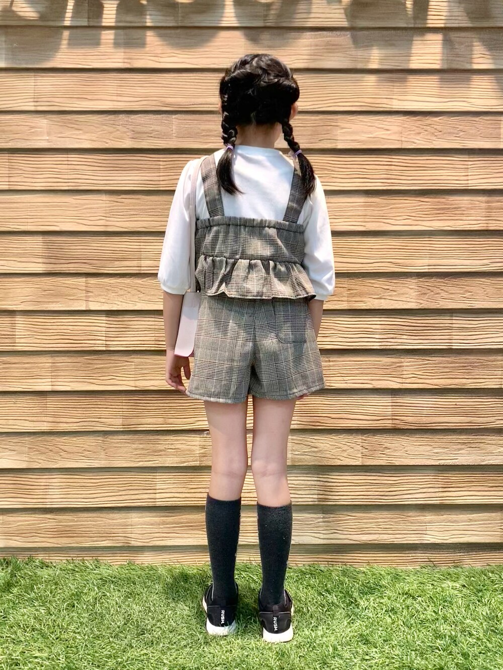 ベージュ系のセットアップ、ピンク系のショルダーバッグ、ベージュ系のその他を着用したキッズの秋コーディネートの5枚目の写真