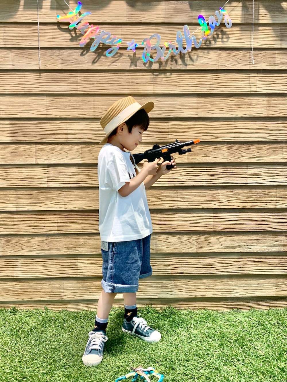 ホワイト系のTシャツ/カットソー、ブルー系のその他パンツ、グリーン系のスニーカーを着用したキッズの夏コーディネートの4枚目の写真