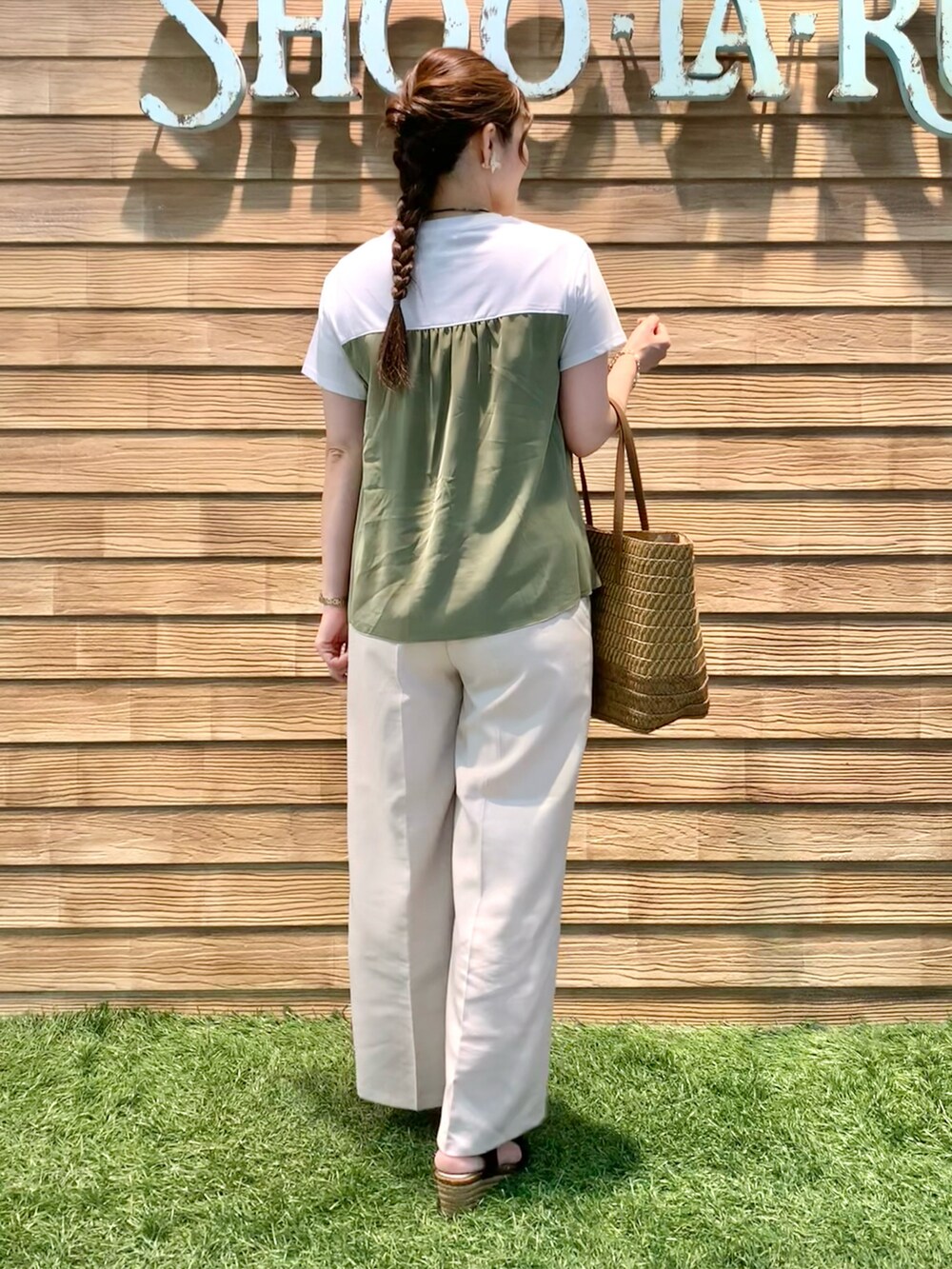 グリーン系のTシャツ/カットソー、ベージュ系のその他パンツ、ブラウン系のトートバッグを着用したレディースの秋コーディネートの5枚目の写真