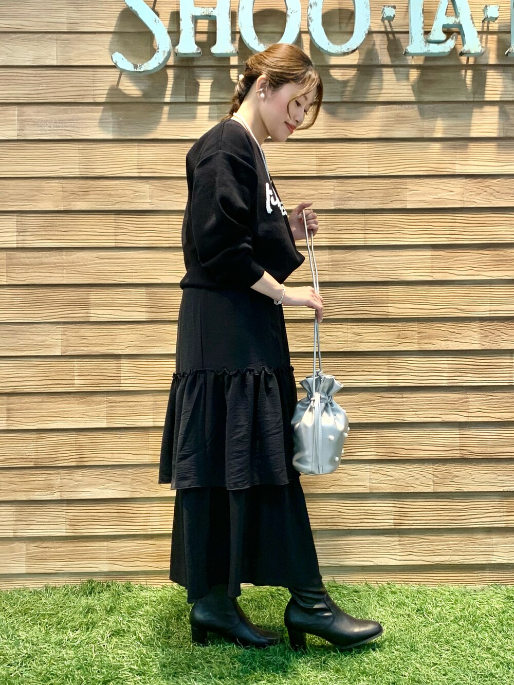 「シューラルー、キューティーブロンド、大人カジュアル、きれいめカジュアル、お出かけコーデ、モノトーン、ブラックコーデ、ブラック、ニット、スカート、ブーツ、シルバー、ショルダーバッグ」|「SHOO・LA・RUEの【洗える/S-LL】ちくちくしにくい優しいサガラロゴニット(ニット/セーター、ブラック系)」を使った、E r i さん(レディース・162cm)の秋コーディネートの4枚目の写真