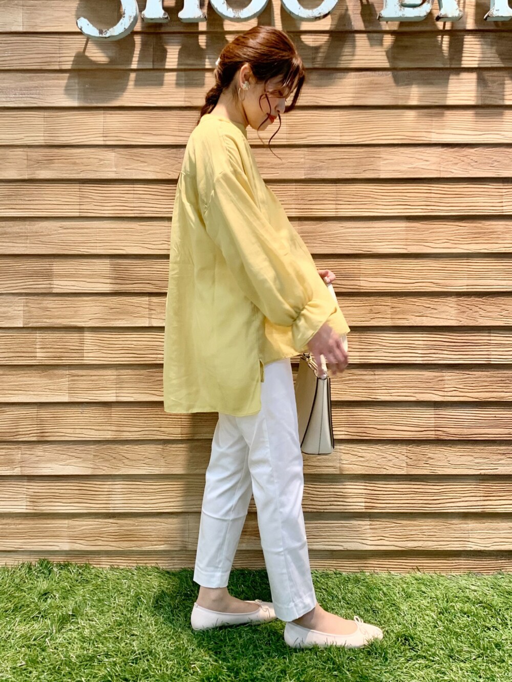 「シューラルー、ドレスキップ、大人カジュアル、きれいめカジュアル、春コーデ、春夏コーデ、カラー×コーデ、休日スタイル、イエロー、ブラウス、パンツスタイル、白パンツ、ショルダーバッグ、バレエシューズ、プチプラ」|「SHOO・LA・RUEのエアリースラブカフタンブラウス(シャツ/ブラウス、イエロー系)」を使った、E r i さん(レディース・162cm)の春コーディネートの4枚目の写真