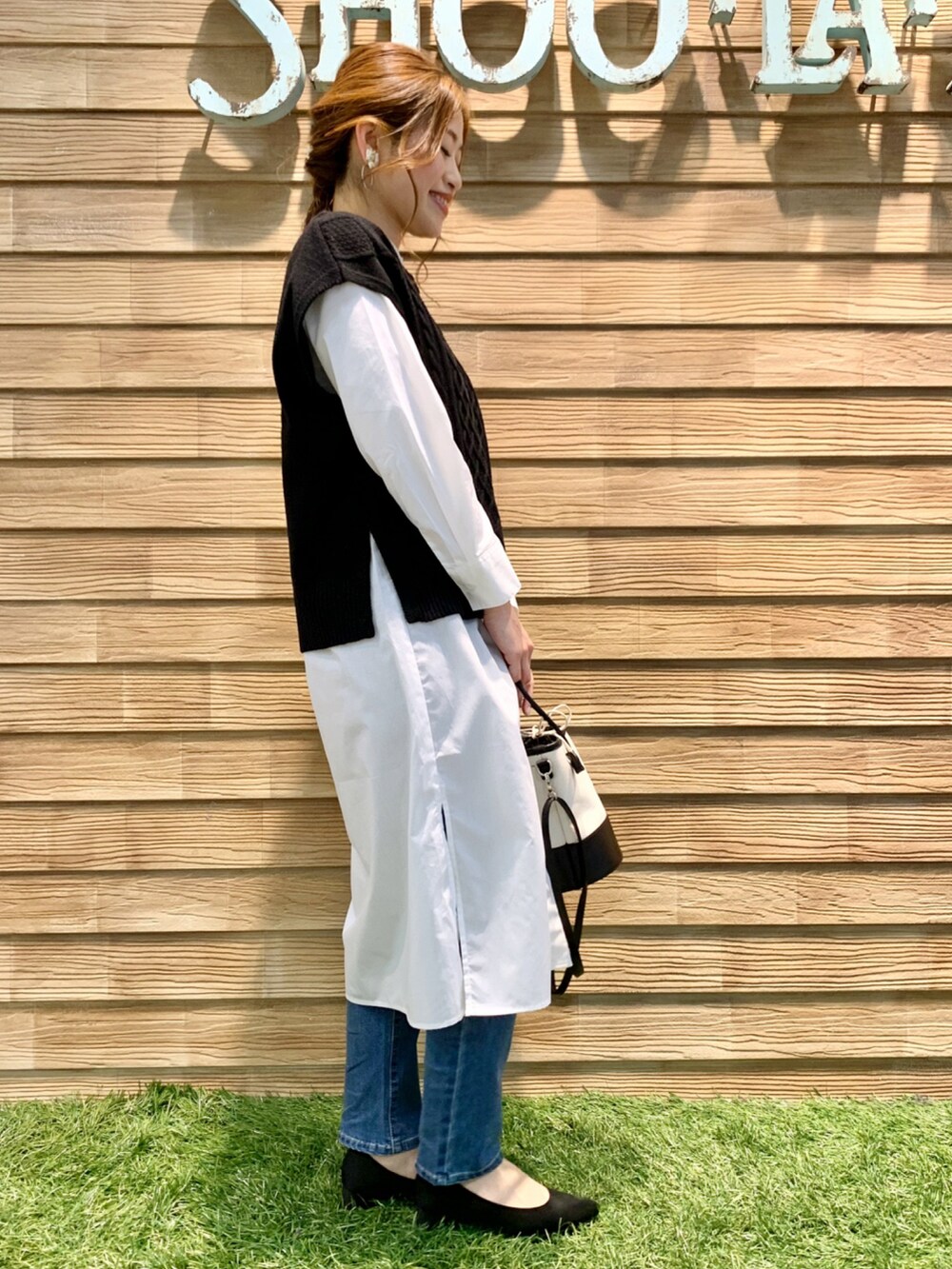 ブラック系のその他トップス、ホワイト系のワンピース、ブラック系のハンドバッグを着用したレディースの春コーディネートの4枚目の写真