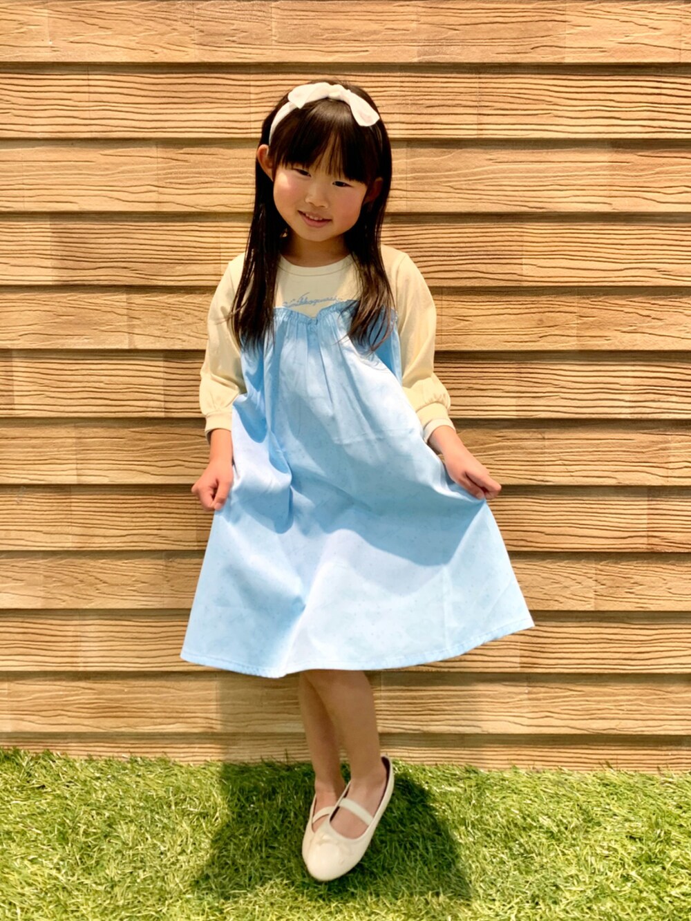 「シューラルー、シューラルーキッズ、キッズコーデ、キッズファッション、女の子、かわいい、春コーデ、春色、すみっコぐらし、ブルー、ブルー x ホワイト、ワンピース、ヘアバンド、バレエシューズ、プチプラコーデ」｜「すみっコワンピース🐻‍❄️💓のアイテム（ワンピース/ドレス、ブルー系）」を使った、E r i   さん（キッズ・110cm）の春コーディネートの2枚目の写真
