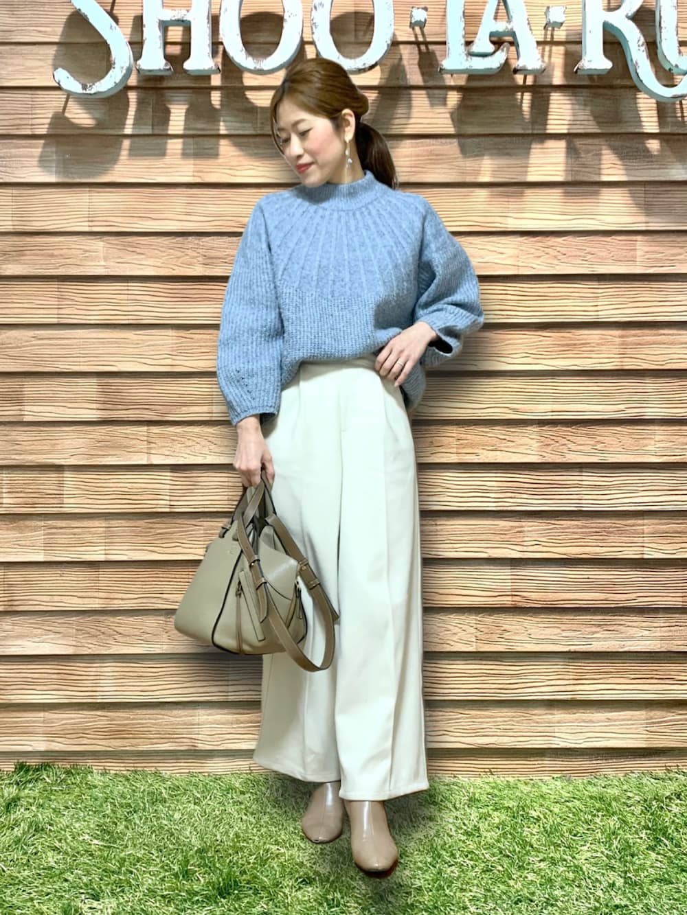 ブルー系のニット/セーター、ベージュ系のその他パンツ、ベージュ系のブーツを着用したレディースの冬コーディネートの2枚目の写真