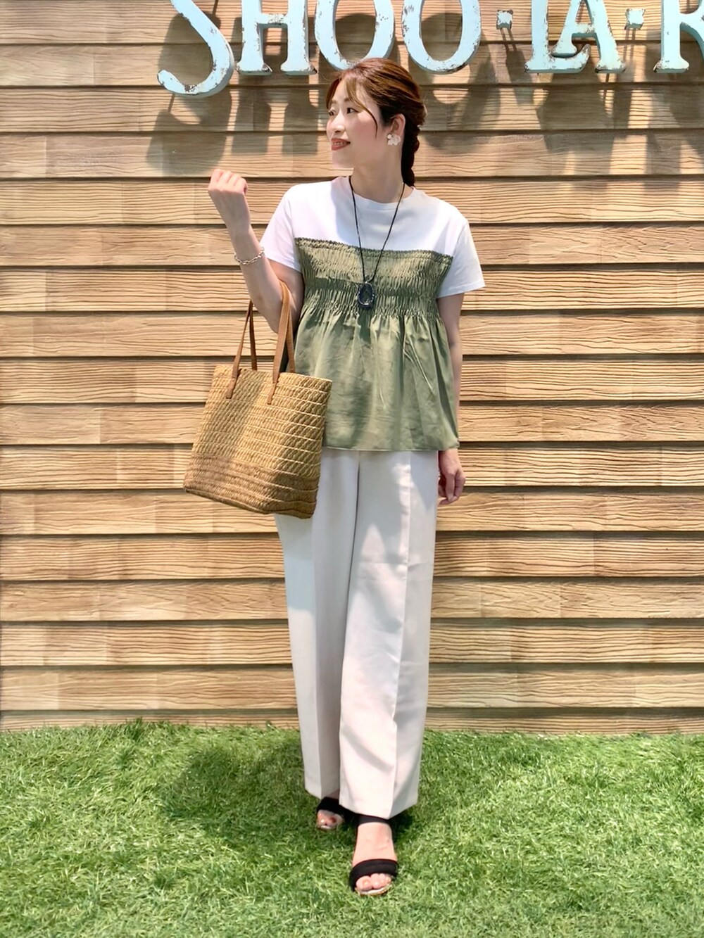 グリーン系のTシャツ/カットソー、ベージュ系のその他パンツ、ブラウン系のトートバッグを着用したレディースの秋コーディネートの2枚目の写真