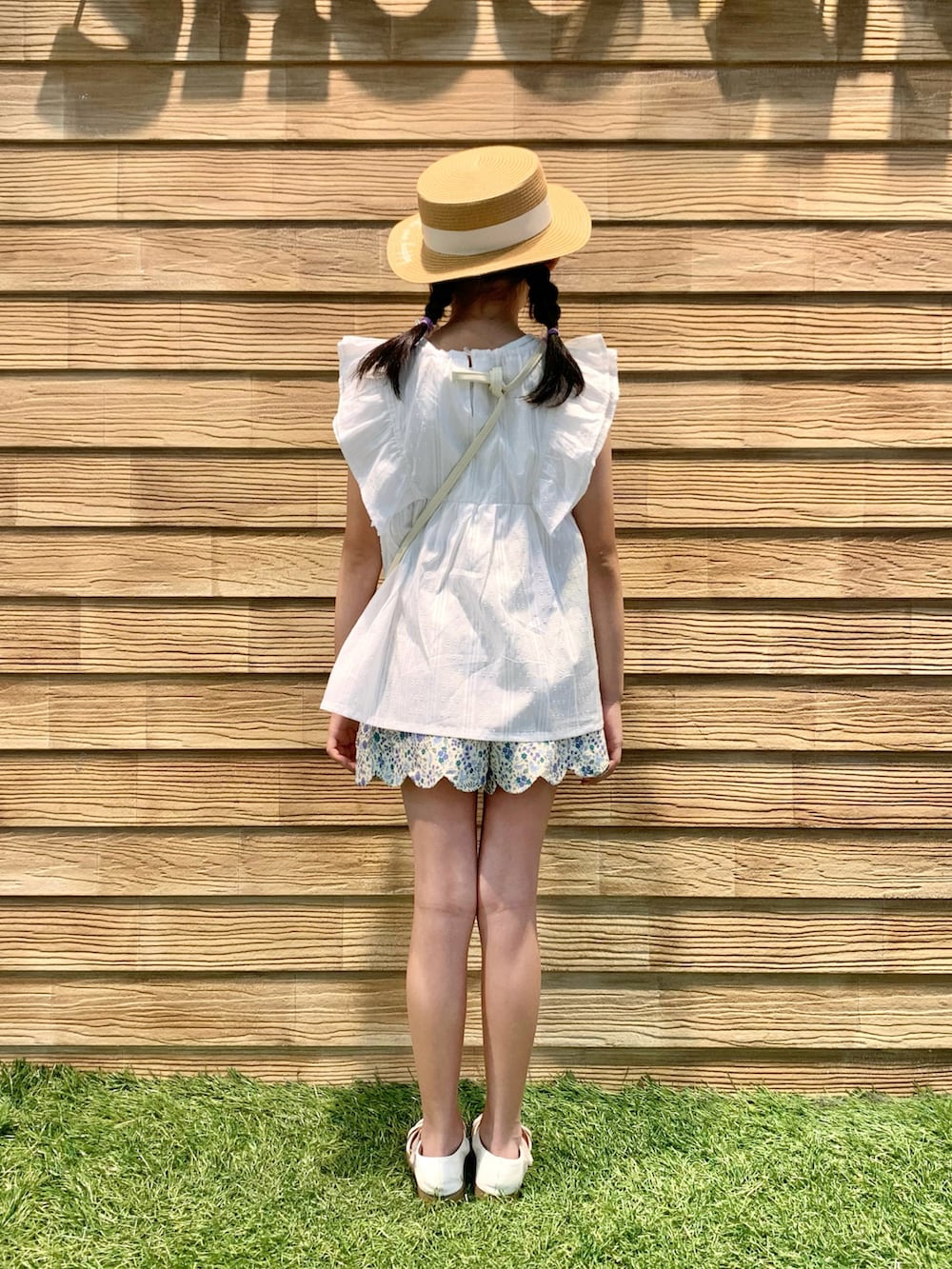 ホワイト系のシャツ/ブラウス、イエロー系のショルダーバッグ、ブルー系のその他パンツを着用したキッズの秋コーディネートの5枚目の写真