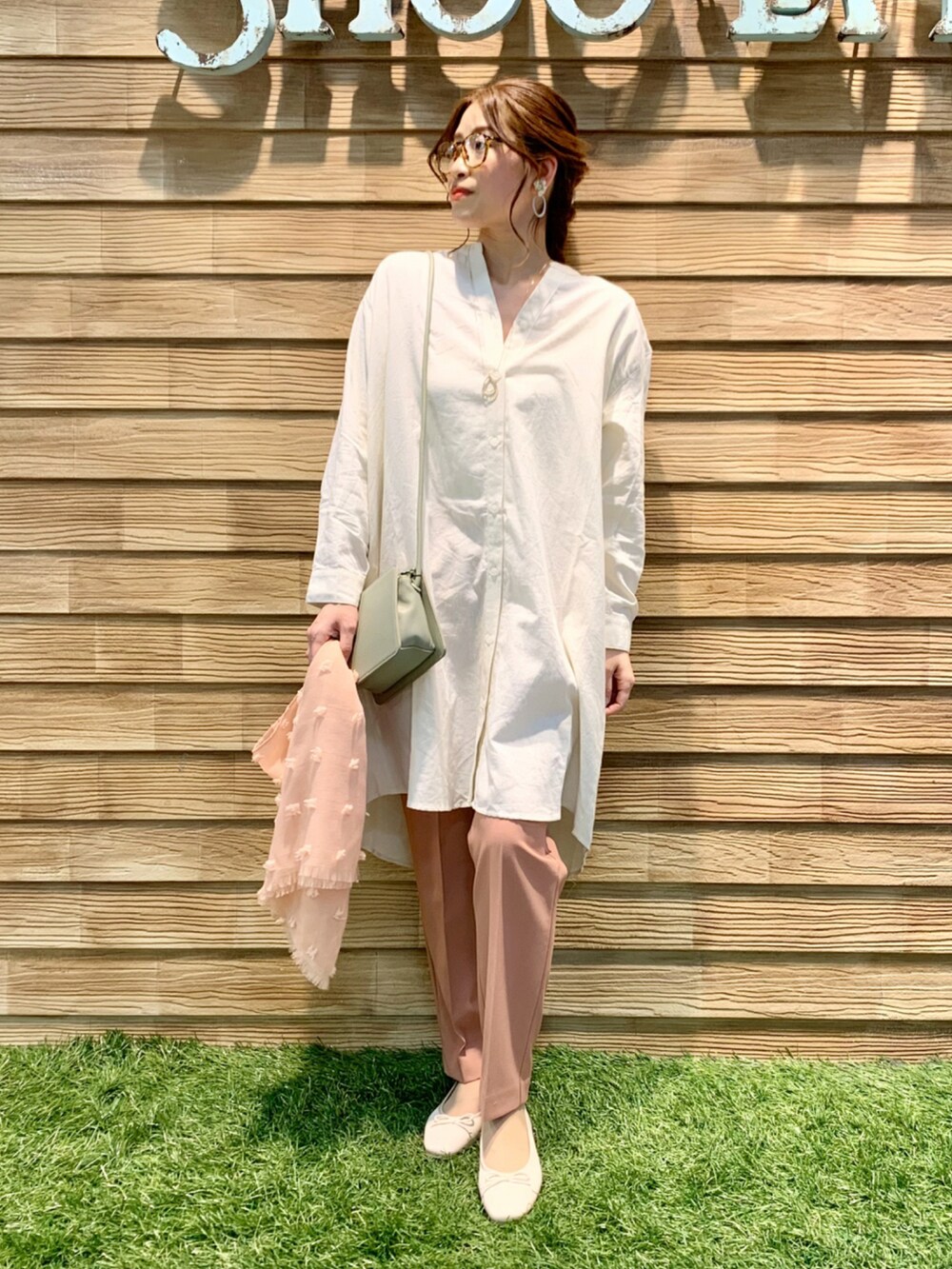 ホワイト系のワンピース、ピンク系のパンツ、グリーン系のショルダーバッグを着用したレディースの春コーディネートの3枚目の写真