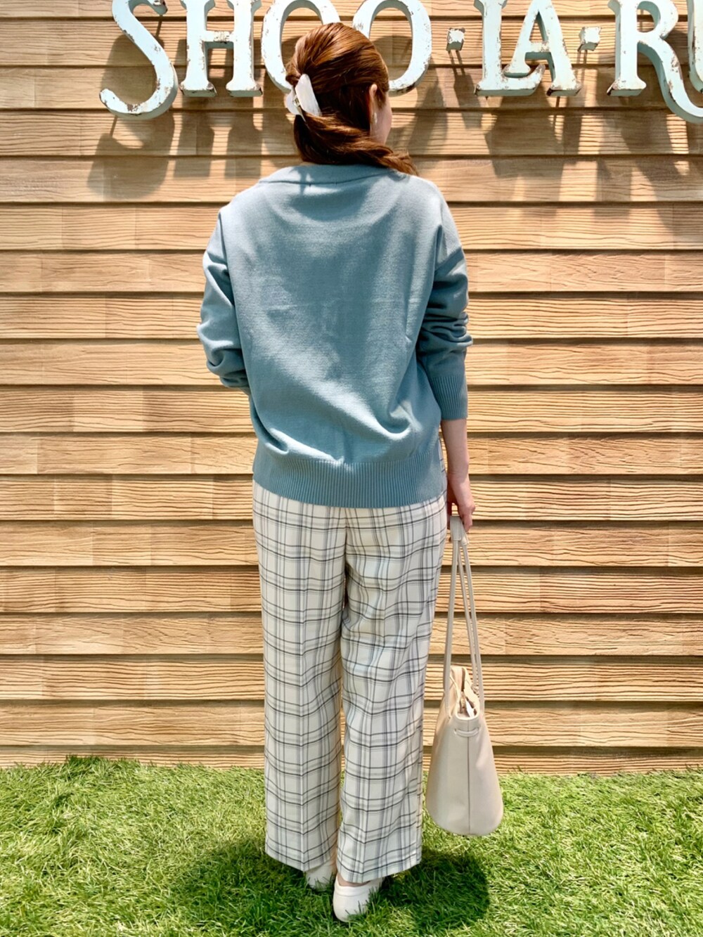 グリーン系のニット/セーター、グレー系のその他パンツ、ホワイト系のトートバッグを着用したレディースの冬コーディネートの5枚目の写真