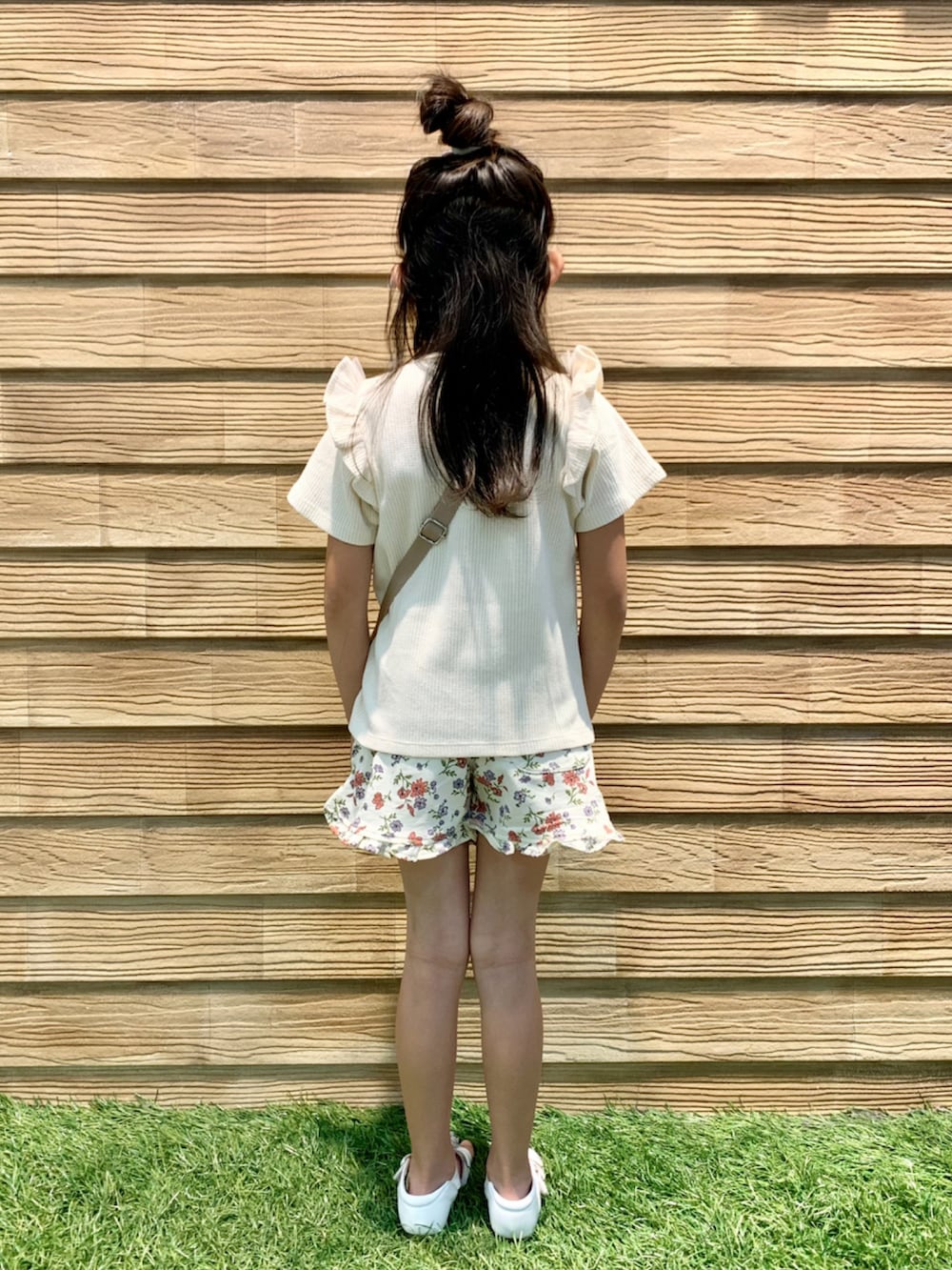 ホワイト系のTシャツ/カットソー、ベージュ系のその他パンツ、グリーン系のショルダーバッグを着用したキッズの夏コーディネートの5枚目の写真