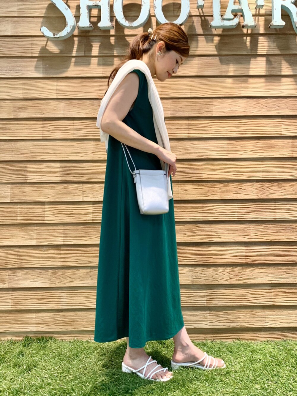 ホワイト系のカーディガン/ボレロ、グリーン系のワンピース、シルバー系のショルダーバッグを着用したレディースの夏コーディネートの4枚目の写真