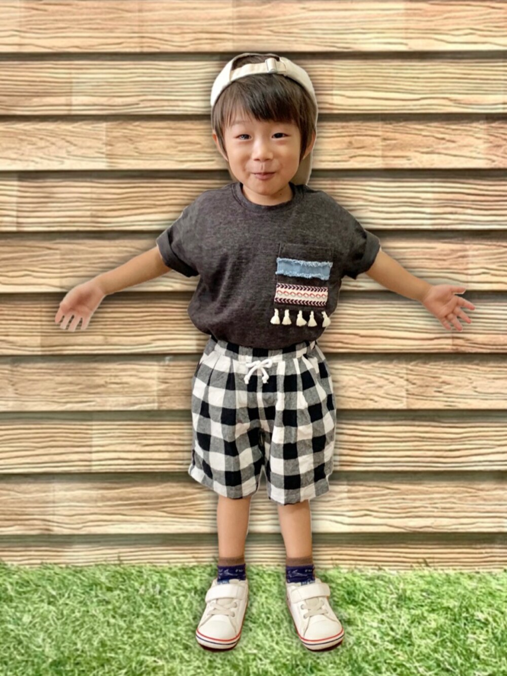 グレー系のTシャツ/カットソー、ホワイト系のスニーカー、ブルー系のソックス/靴下を着用したキッズの夏コーディネートの2枚目の写真