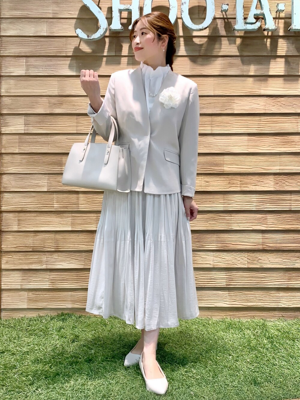 「シューラルー、オケージョン、セレモニー、入学式、入園式、七五三、オフィススタイル、スーツスタイル、お仕事コーデ、淡色コーデ、ジャケット、ブラウス、スカート、トートバッグ、パンプス」|「SHOO・LA・RUEの【洗える/通勤/セレモニー】ダブルクロスVネックジャケット【CIRCRIC】(ノーカラージャケット、ベージュ系)」を使った、E r i さん(骨格ウェーブ・レディース・162cm)の冬コーディネートの2枚目の写真