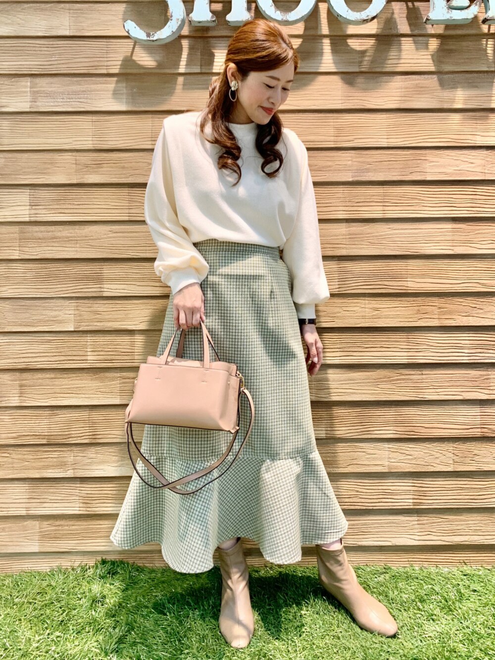 ホワイト系のTシャツ/カットソー、グリーン系のスカート、ピンク系のショルダーバッグを着用したレディースの冬コーディネートの2枚目の写真