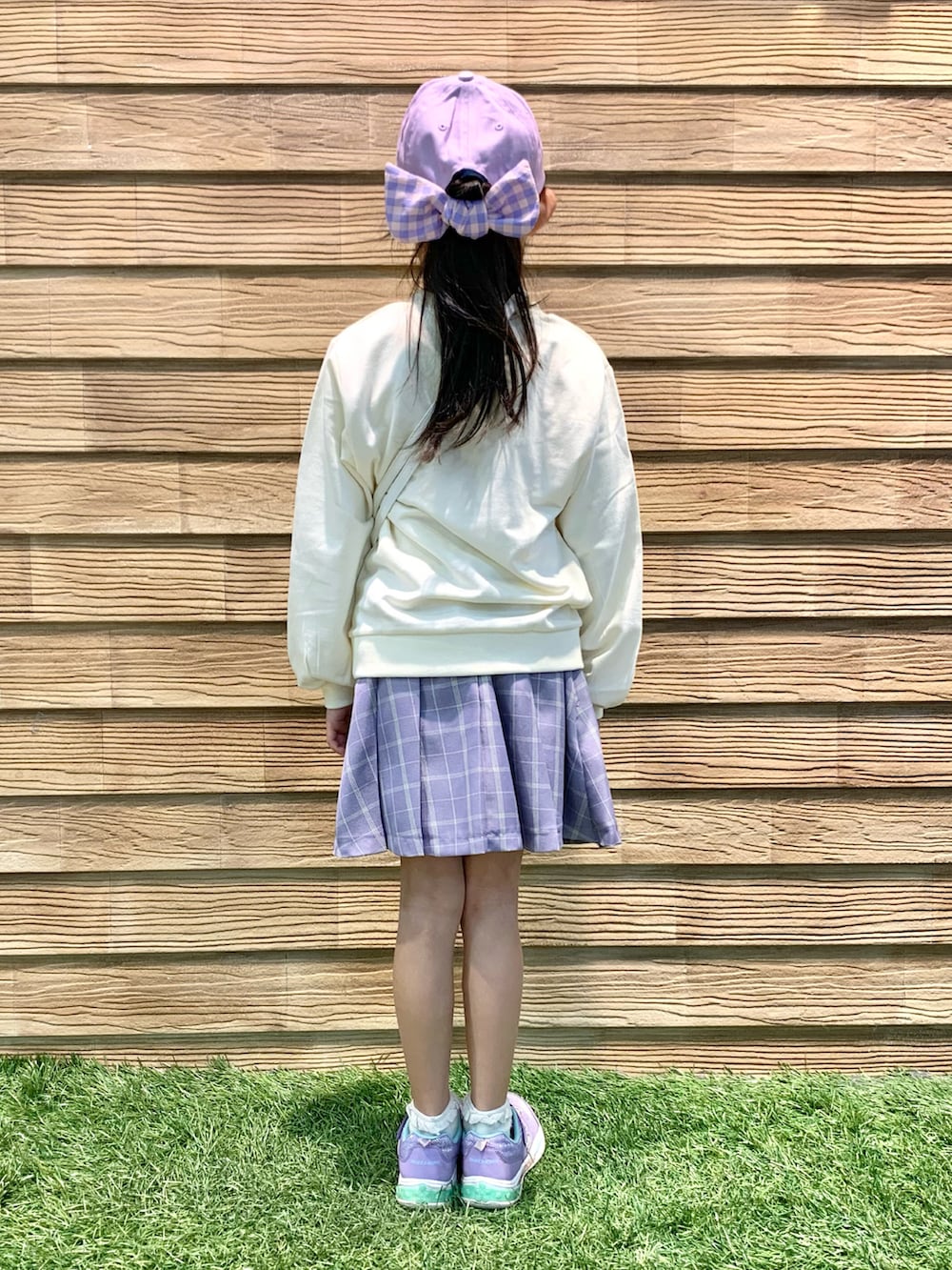 ホワイト系のスウェット、パープル系のスカート、ホワイト系のショルダーバッグを着用したキッズの春コーディネートの4枚目の写真