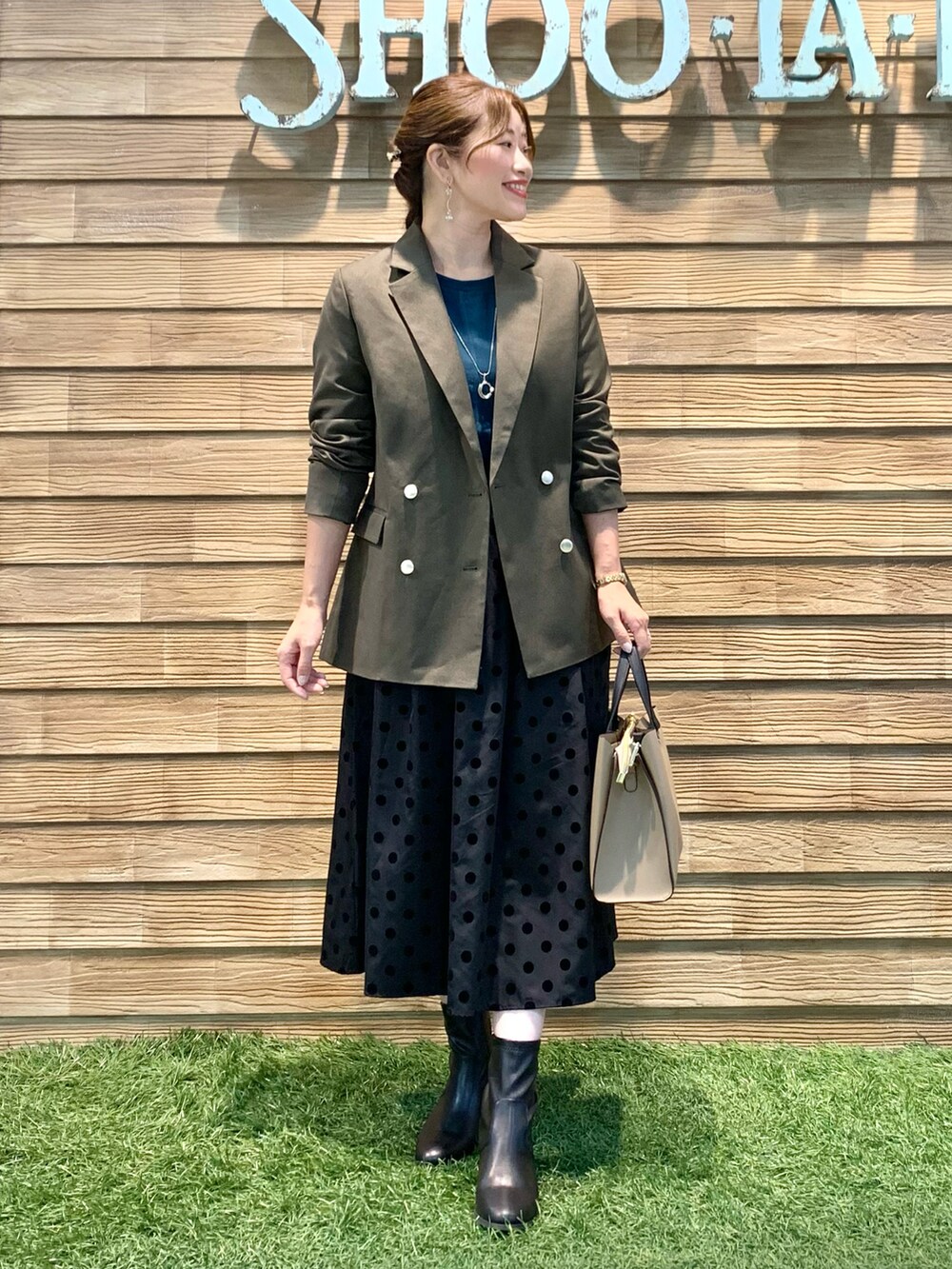 「シューラルー、ドレスキップ、きれいめカジュアル、大人カジュアル、カーキ、ジャケット、テーラードジャケット、ブラウス、ドット、スカート、トートバッグ、ブラック、ブーツ、ミリタリーフェス2025」｜「DRESKIPのマニッシュコーデに 金ボタン テーラージャケット（テーラードジャケット、グリーン系）」を使った、E r i   さん（レディース・162cm）の冬コーディネートの2枚目の写真