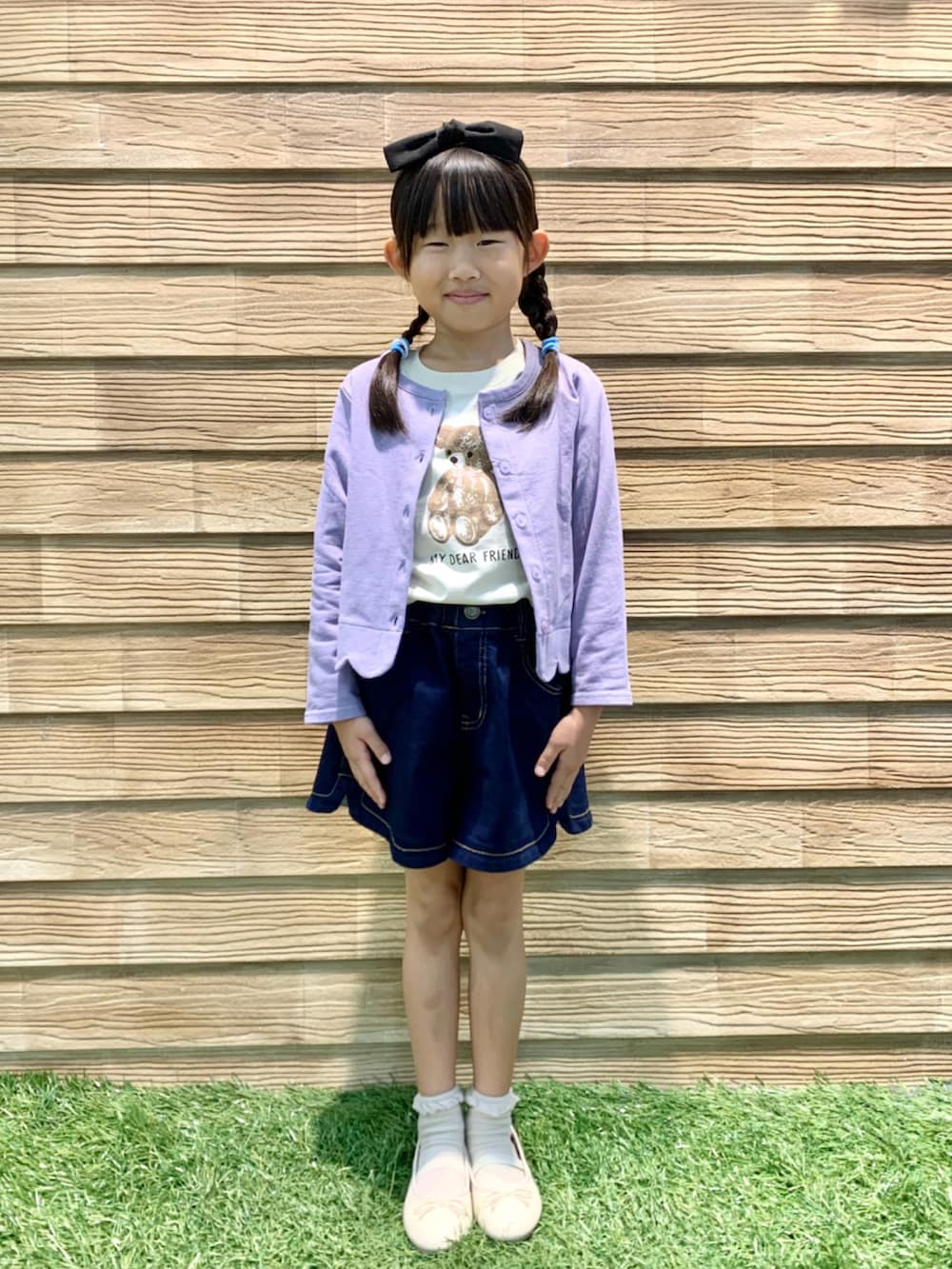 パープル系のカーディガン/ボレロ、ホワイト系のTシャツ/カットソー、ブルー系のその他パンツを着用したキッズの秋コーディネートの3枚目の写真