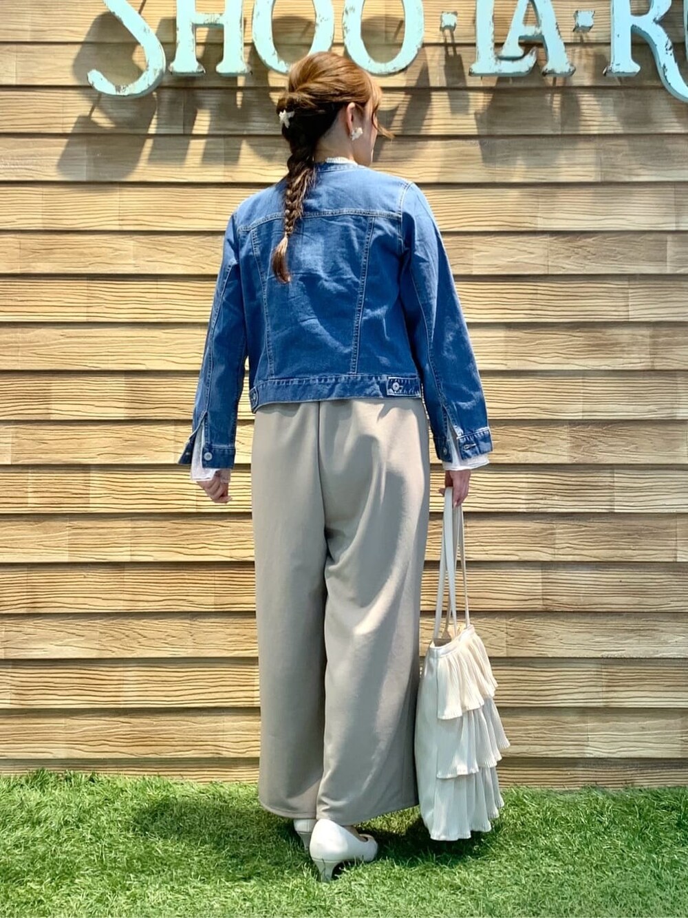 ホワイト系のTシャツ/カットソー、ベージュ系のサロペット/オーバーオール、ブルー系のデニムジャケットを着用したレディースの春コーディネートの5枚目の写真