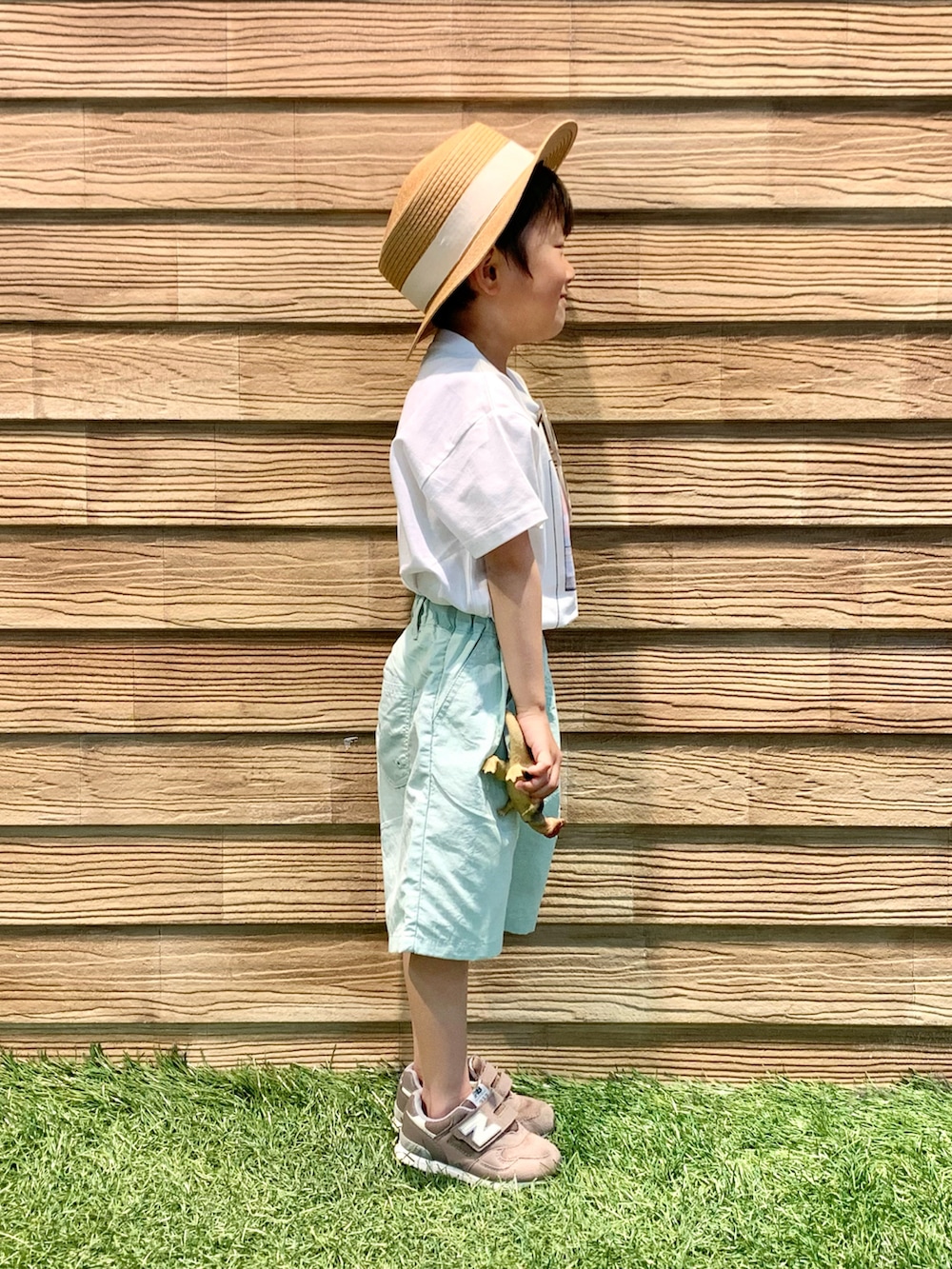 ホワイト系のTシャツ/カットソー、グリーン系のその他パンツ、ベージュ系のハットを着用したキッズの秋コーディネートの4枚目の写真