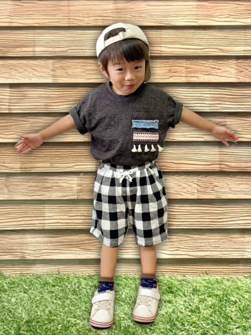 グレー系のTシャツ/カットソー、ホワイト系のスニーカー、ブルー系のソックス/靴下を着用したキッズの夏コーディネートの3枚目の写真