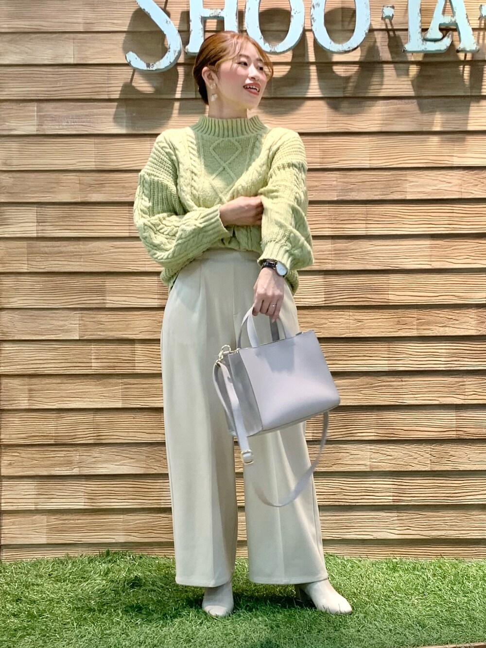 ホワイト系のダウンジャケット/コート、イエロー系のニット/セーター、ベージュ系のその他パンツを着用したレディースの冬コーディネートの3枚目の写真