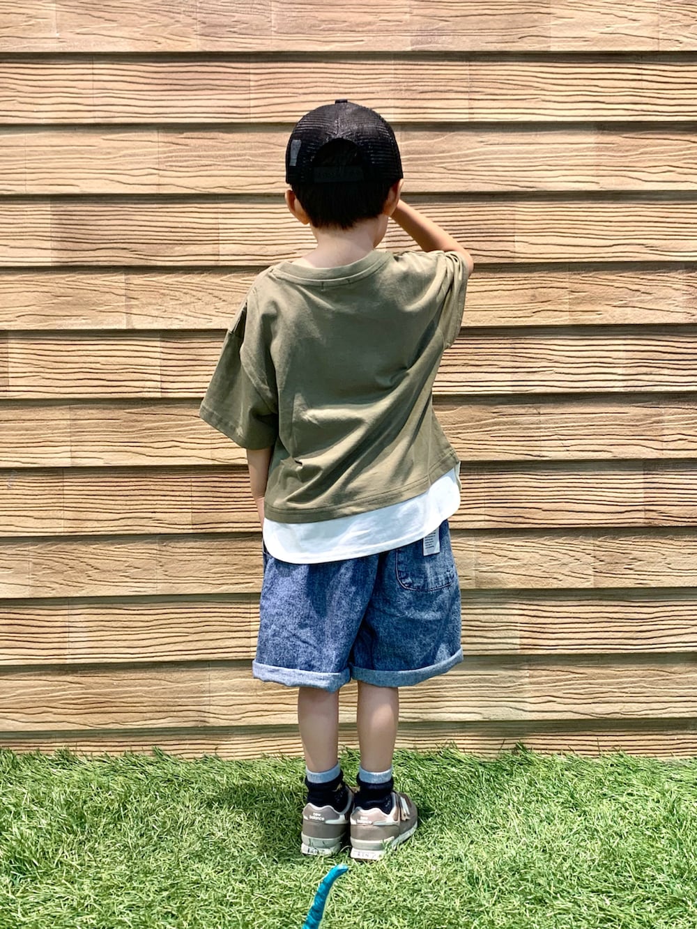 グリーン系のTシャツ/カットソー、ブルー系のその他パンツ、ブラック系のキャップを着用したキッズの秋コーディネートの4枚目の写真