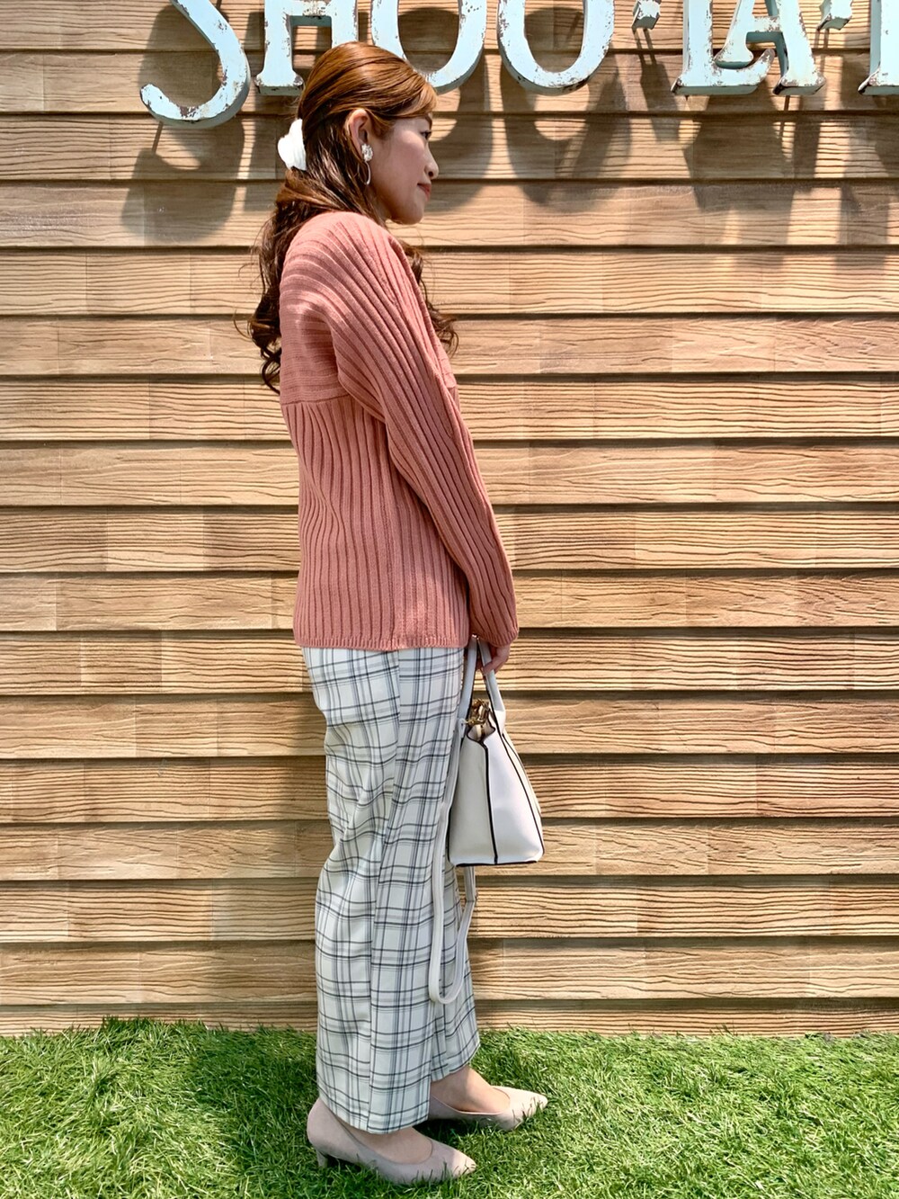 「シューラルー、ドレスキップ、大人カジュアル、きれいめカジュアル、春コーデ、チョコ色に染まれ、ピンク、カラーニット、パンツスタイル、ワイドパンツ、チェックパンツ、STOP 誹謗中傷、WEARは皆の拠り所、笑顔の輪を繋ごう、繋ごう素敵な心の声を」|「DRESKIPの洗えるリブ切り替えカラーニット(ニット/セーター、ピンク系)」を使った、E r i さん(レディース・162cm)の冬コーディネートの3枚目の写真