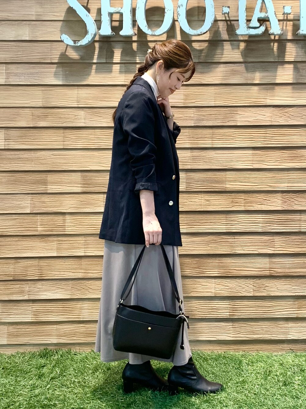 ブルー系のテーラードジャケット、ホワイト系のTシャツ/カットソー、イエロー系のワンピースを着用したレディースの春コーディネートの4枚目の写真