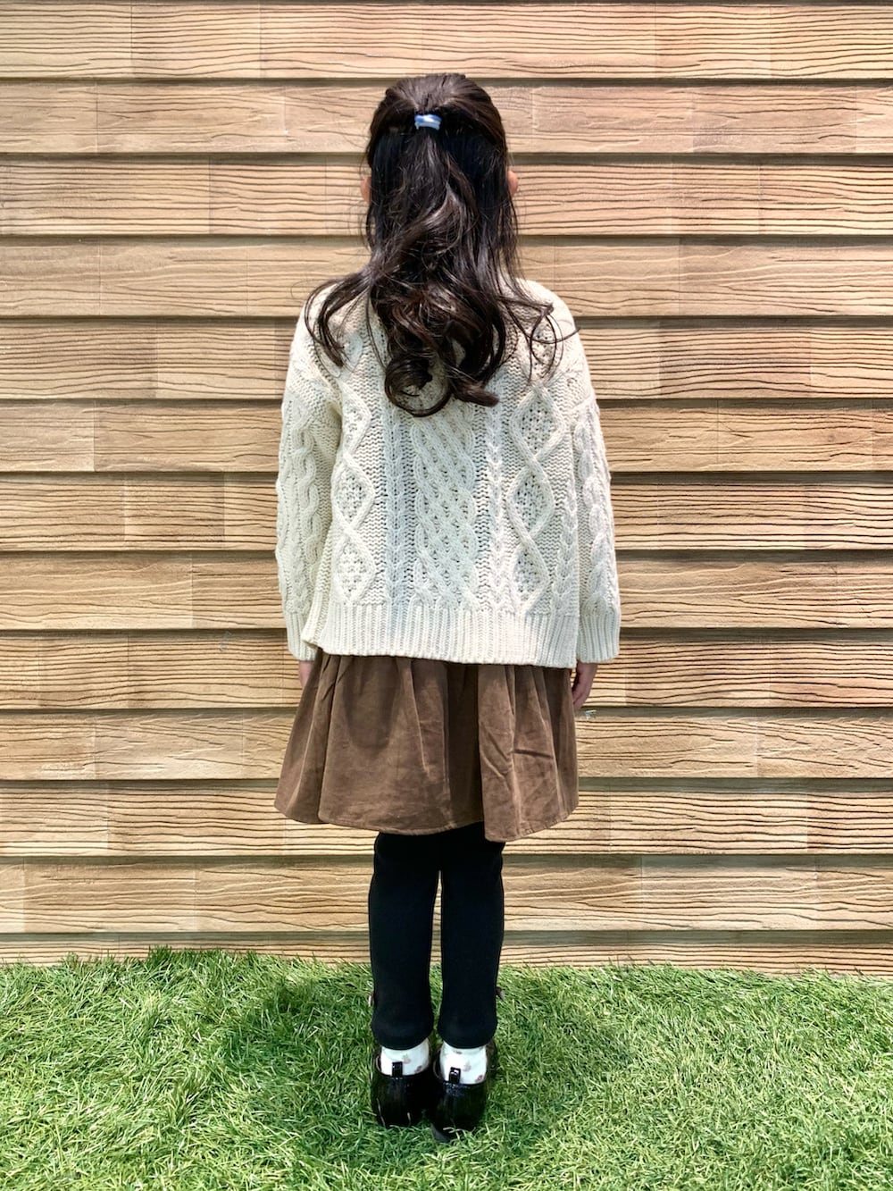 ホワイト系のカーディガン/ボレロ、ブラウン系のワンピース、ブラック系のその他パンツを着用したレディースの秋コーディネートの5枚目の写真